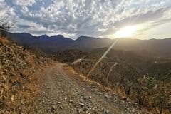 El Plátano continúa aislado por un derrumbe mientras la SICT limpia la carretera 120 en Cadereyta