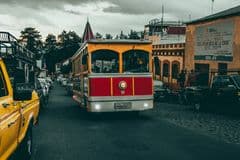 Datos de movilidad 2026: 111 horas perdidas en tráfico, 48.5% de estudiantes caminan y el transporte urbano suma pasajeros