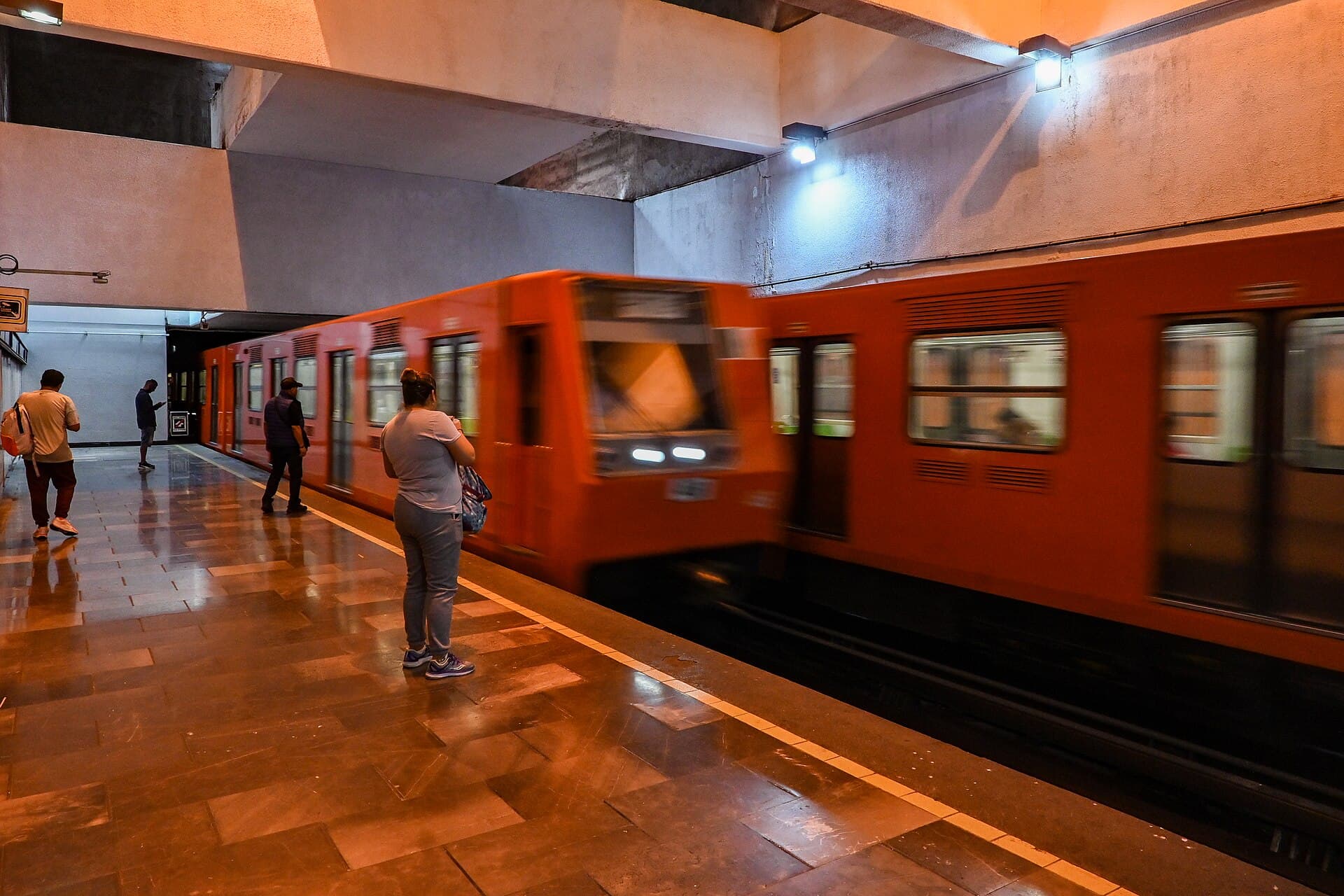 Incendio por quema de basura deja sin trenes seis estaciones de la Línea 9 del Metro CDMX